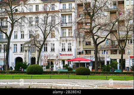 Berlin, Deutschland - 27. Februar 2020: Blick auf Häuser mit verschiedenen Geschäften auf einem historischen Platz in Berlin. Stockfoto