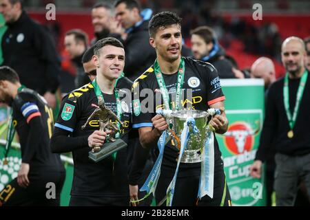 London, Großbritannien. März 2020. Phil Foden von Manchester City und Rodri von Manchester City feiern mit der Trophäe nach dem Carabao-Cup-Endspiel zwischen Aston Villa und Manchester City im Wembley-Stadion am 1. März 2020 in London, England. (Foto von Paul Chesterton/phcimages.com) Credit: PHC Images/Alamy Live News Stockfoto