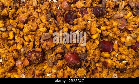 Vordergrund mit Migas, typisch spanischem Gericht mit gebratenen Brotkrümeln, Chorizo, Knoblauch, Paprika, Speck und anderen Zutaten Stockfoto