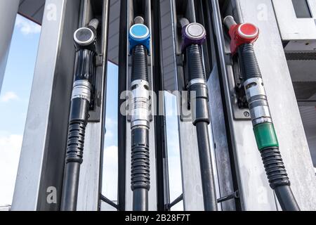 Gas- und Tankstelle. Pistolen für das Tanken an der Tankstelle. Detail einer Zapfsäule verschiedene Farben in Tankstelle. In der Nähe von Einspritzdüse in Öl d Stockfoto