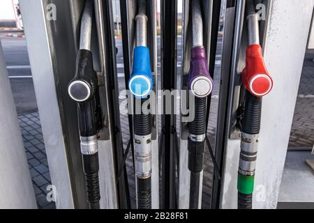 Gas- und Tankstelle. Pistolen für das Tanken an der Tankstelle. Detail einer Zapfsäule verschiedene Farben in Tankstelle. In der Nähe von Einspritzdüse in Öl d Stockfoto