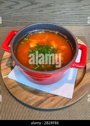 Traditionelle italienische Tomatensuppe mit Meeresfrüchten, Kräutern und Gewürzen Stockfoto