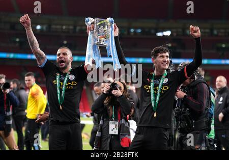 Die Manchester-City-Stars Kyle Walker (links) und John Stones feiern nach dem Carabao-Cup-Finale im Wembley-Stadion in London. Stockfoto