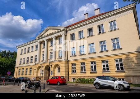 Warschau, Polen - 13. August 2019: Mineralogischer Pavillon und Prosecutorial Building in der Warschauer Universität (Polnisch: Uniwesytet Warszawski) Hauptlager Stockfoto