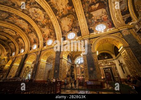 Valletta, Malta - Oktober 10, 2019: St John's Co-Cathedral hohe barocke Innenausstattung, spektakuläre Kathedrale Kirche durch die Ritter Orden gebaut Stockfoto