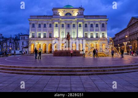 Warschau, Polen - 27. Dezember 2019: Polnische Akademie der Wissenschaften (poln. Polska Akademia Nauk, PAN) im Palast Staszic und Nicolaus Copernicus Monument Stockfoto