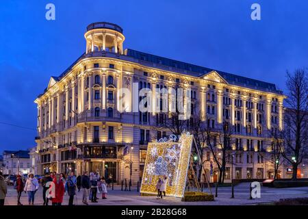 Warschau, Polen - 27. Dezember: Hotel Bristol Iilluminated at Night, historisches 5-Sterne-Luxushotel in der Hauptstadt Polens Stockfoto