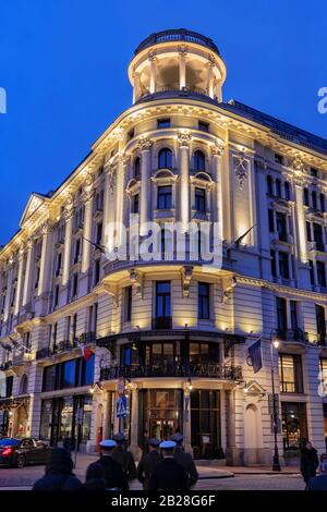 Warschau, Polen - 27. Dezember: Hotel Bristol Iilluminated at Night, historisches 5-Sterne-Luxushotel in der Hauptstadt Polens Stockfoto