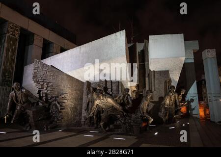 Warschau, Polen - 27. Dezember 2019: Warschauer Aufstandsdenkmal (poln.: Pomnik Powstania Warszawskiego) in der Nacht Stockfoto