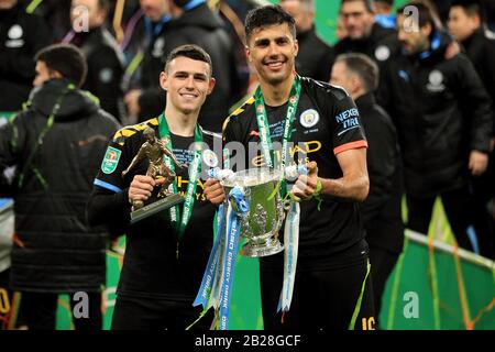 Torjäger Rodri von Manchester City (R) und Mann des Spiels Phil Foden von Manchester City (L) posieren mit der Carabao Cup Trophäe, nachdem er den Pokal gewonnen hat. Carabao Cup 2020-Endspiel, Aston Villa gegen Manchester City im Wembley-Stadion am Sonntag, 1. März 2020 in London. Dieses Bild darf nur für redaktionelle Zwecke verwendet werden. Nur redaktionelle Nutzung, Lizenz für kommerzielle Nutzung erforderlich. Keine Verwendung bei Wetten, Spielen oder Einzelpublikationen für Vereine/Liga/Spieler. Pic von Steffan Bowen/Andrew Orchard Sportfotografie/Alamy Live News Stockfoto