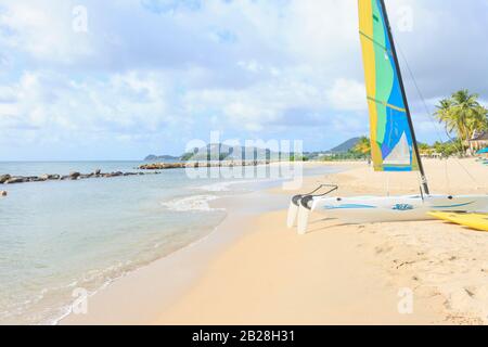 Castries, Saint Lucia - 12. Juli 2016. Hobie Segelkatamaran am Vigie-Strand bereit für Action an einem sonnigen, bewölkten Tag in der Nähe des Wasserrandes Stockfoto