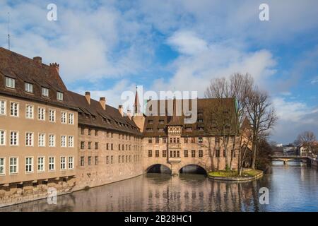 Brücke und Krankenhaus, Heilig-Geist-Spital in Nürnberg, Bayern, Deutschland Stockfoto