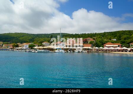 Fiskardo Dorf und Hafen Stadtbild. Blick auf das touristische Dorf Fiskardo auf der Insel Kefalonia, Ionisches Meer, Griechenland. Stockfoto