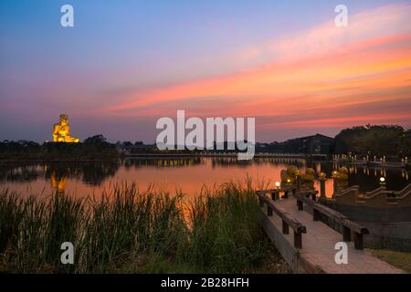 Luang Pu Tuad, (der riesige goldene Buddha) blaue Stunde Sonnenuntergang Blick vom See, Ban Mai, Maha Rat District, Phra Nakhon Si Ayutthaya, Thailand. Stockfoto