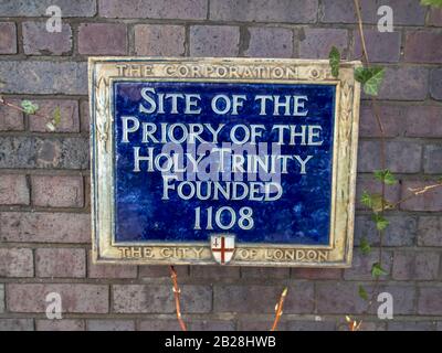 Ein Schild in der City of London, das den ehemaligen Standort eines alten religiösen Gebäudes markiert Stockfoto