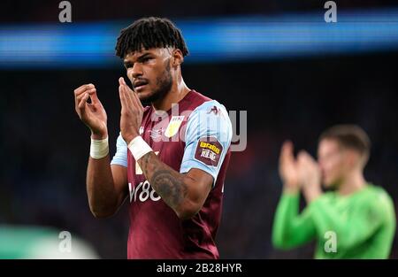 Tyrone Mings von Aston Villa lobt die Fans nach dem Carabao-Cup-Finale im Wembley-Stadion, London. Stockfoto