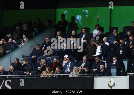 Tottenham Hotspur Stadium, London, Großbritannien. März 2020. English Premier League Football, Tottenham Hotspur versus Wolverhampton Wanderers; Comedian Michael Mcintyre beobachtet das Spiel von der Directors Box aus - Ausschließlich redaktioneller Gebrauch. Keine Verwendung mit nicht autorisierten Audio-, Video-, Daten-, Regallisten-, Club-/Liga-Logos oder Live-Diensten. Die Online-Nutzung ist auf 120 Bilder beschränkt, keine Videoemulation. Keine Verwendung bei Wetten, Spielen oder Einzelspielen/Liga-/Spielerveröffentlichungen Credit: Action Plus Sports/Alamy Live News Stockfoto