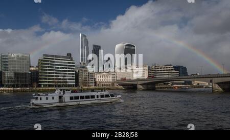 London, England, Großbritannien - 29. Februar 2020: Rainbow over London Bridge und die Stadt London im Sturm Jorge Stockfoto