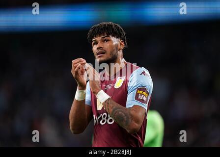 Tyrone Mings von Aston Villa lobt die Fans nach dem Carabao-Cup-Finale im Wembley-Stadion, London. Stockfoto