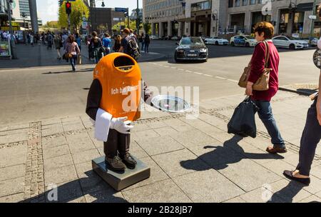 Original Orange Roboterbehälter in Berlin, Deutschland. Juli 2019. "Ich bin Reiner", so heißt es! Sonniger Sommer im Stadtzentrum. Umweltfreundlich und umweltfreundlich Stockfoto