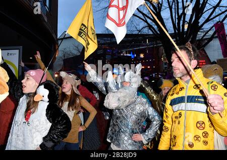 Berlin, Deutschland. Februar 2020. Umweltaktivisten vom Extinction Rebellion demonstrieren bei der Abschlussfeier mit Preisverleihung auf der Berlinale 2020/70. Internationalen Filmfestival Berlin im Berlinale Palast. Berlin, 29. Februar 2020 - weltweite Nutzung Credit: Dpa / Alamy Live News Stockfoto