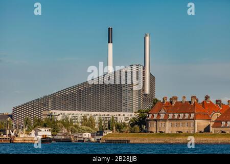 Kopenhagen, DÄNEMARK - 13. JUNI 2018: Amager Bakke, Wärme- und Stromabfall-Energie-Anlage in Amager, Kopenhagen, Dänemark. Es wurde 2017 eröffnet und ist es Stockfoto