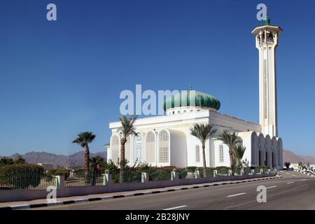 Mubarak-Moschee, Islamische Kirche in Ägypten-Stadt. Große Moschee in Sharm-El-Scheich tagsüber im Sommer. Architektonisches Wahrzeichen von Scharm el Scheich Stockfoto