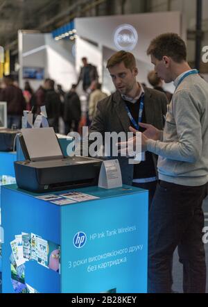 Kiew, Ukraine - April 06, 2019: die Menschen besuchen Hewlett-Packard stand, amerikanische multinationale IT-Unternehmen in CEE 2019, größte con Stockfoto