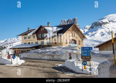 Passo Falzarego (Falzarego-Pass) im Winter, in den Dolden, in Venetien, Italien Stockfoto