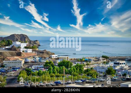 Luftaufnahme von Marina Bandar in Maskat, Oman. Schöne Landschaft des Boat Clubs an der Küste. Stockfoto