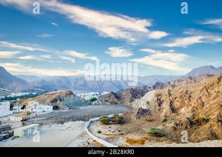 Kleine, verschlafene Stadt in der Nähe der großen Bergkette in Muscat, Oman. Stockfoto