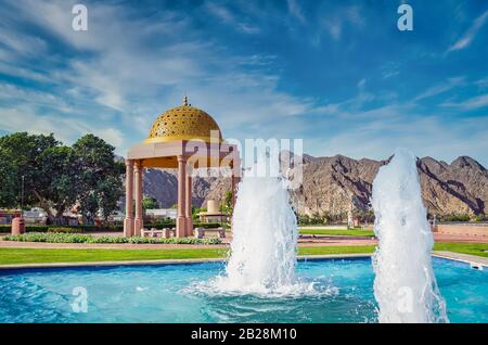 STOP Motion Foto der Wasserbrunnen vor dem Gazebo Dome in Muttrah Corniche. Aus Maskat, Oman. Stockfoto