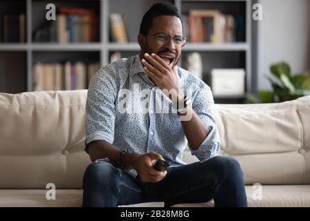 Junger biracial Mann, der sich um schlechte Ergebnisse des Sportteams kümmert. Stockfoto