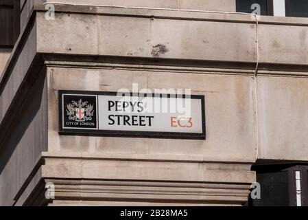 Straßenschild Pepys Street in London EC3, Großbritannien. Wappen der Stadt London. In der Nähe des Hauses des Diarismus Samuel Pepys. Wappen der Stadt London Stockfoto