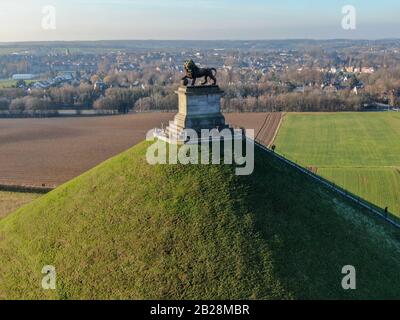 Luftbild des Lion's Mound mit Bauernland. Der riesige Butte Du Lion auf dem Schlachtfeld von Waterloo, auf dem Napoleon starb. Belgien. Stockfoto