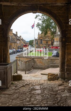 High Street, Chipping Campden, von der Markthalle, Gloucestershire, Cotswolds, England aus gesehen Stockfoto