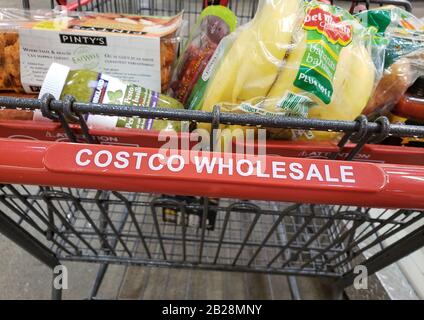 Montreal, KANADA - 6. APRIL 2019: Großhandelswagen Costco mit Lebensmitteln im Lager Costco. Costco ist ein amerikanisches Unternehmen, das eine Kette o betreibt Stockfoto