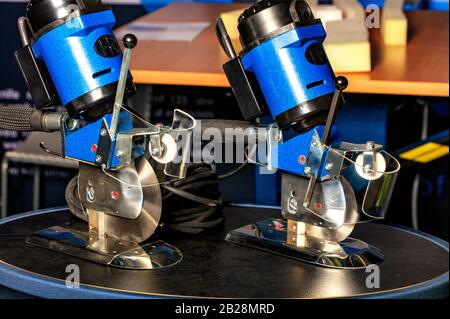 Moderne Kreissägen, Schere zum Schneiden von Polsterstoffen und Leder in der Möbelherstellung, Nahaufnahme. Stockfoto