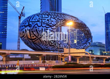 DUBAI, VAE - 15. NOVEMBER: Der Bau der Museum der Zukunft in der Nacht beleuchtung am 15. November 2019 in Dubai, VAE Stockfoto