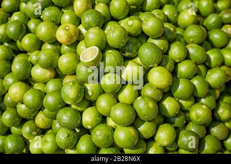 Limes auf dem Zegyo-Markt, Mandalay, Myanmar Stockfoto