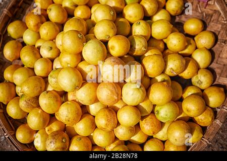 Limes auf dem Zegyo-Markt, Mandalay, Myanmar Stockfoto