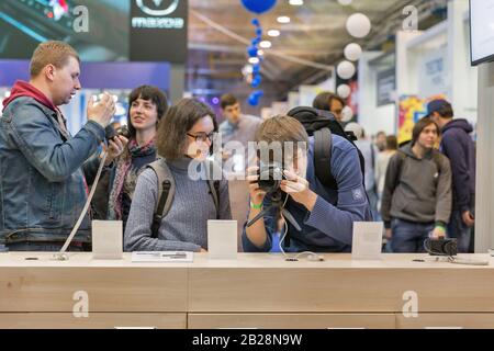 Kiew, UKRAINE - 13. APRIL 2019: Menschen, die während CEE 2019 professionelle Fotokameras auf dem Firmenstand von Sony testen, die größte Verbraucherelektrone Stockfoto