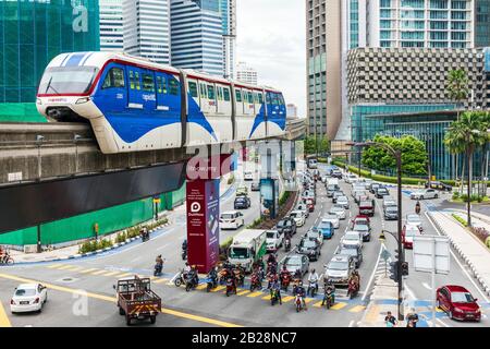 Verkehrsknotenpunkt mit dem Oberleitungsmonorail-Transportsystem, Kuala Lumpur, Asien Stockfoto