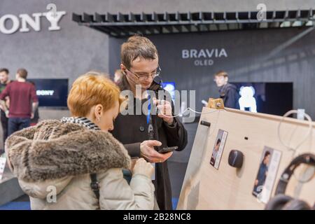 Kiew, UKRAINE - 13. APRIL 2019: Unerkannte Menschen besuchen Sony, den Stand des Elektronikherstellers CEE 2019, die größte Verbraucherelektrone Stockfoto