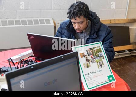 Detroit, Michigan, USA. März 2020. Ein junger Mann bewirbt sich während einer Jobmesse bei Martin Evers Missionary Baptist Church um einen Job beim U.S. Census. Kredit: Jim West/Alamy Live News Stockfoto