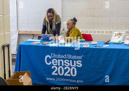 Detroit, Michigan, USA. März 2020. Juanita Brown (sitzend), eine Census Job Recruiterin, hilft einer Frau, sich während einer Jobmesse in der Martin Evers Missionary Baptist Church beim U.S. Census zu bewerben. Kredit: Jim West/Alamy Live News Stockfoto