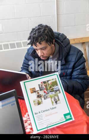 Detroit, Michigan, USA. März 2020. Ein junger Mann bewirbt sich während einer Jobmesse bei Martin Evers Missionary Baptist Church um einen Job beim U.S. Census. Kredit: Jim West/Alamy Live News Stockfoto