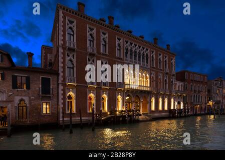 Palazzo Genovese am Canal Grande in der Abenddämmerung, erbaut im Jahre 1892, Bezirk Dorsoduro, Venedig, Venetien, Italien Stockfoto