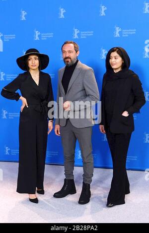 Berlin, Deutschland. Februar 2020. Baran Rasolof, Mohammad Seddighimehr und Jila Shahi auf der Fotocall für 'Sheytan vojud nadarad/There Is No Evil' auf dem Internationalen Filmfestival der Berlinale 2020/70 im Hotel Grand Hyatt. Berlin, 28. Februar 2020 - weltweite Nutzung Credit: Dpa / Alamy Live News Stockfoto