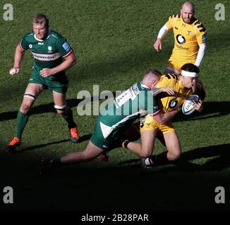 Reading, ENGLAND - 1. MÄRZ Wird Rowlands von Wasps Rugby während des Gallagher Premiership Matches zwischen London Irish und London Wasps im Madejski Stadium Von Harry Elrington aus London Irish angepackt und am Sonntag, 1. März 2020 Gelesen. (Kredit: Jacques Feeney / MI News) Foto darf nur für redaktionelle Zwecke in Zeitungen und/oder Zeitschriften verwendet werden, Lizenz für kommerzielle Nutzung erforderlich Kredit: MI News & Sport /Alamy Live News Stockfoto